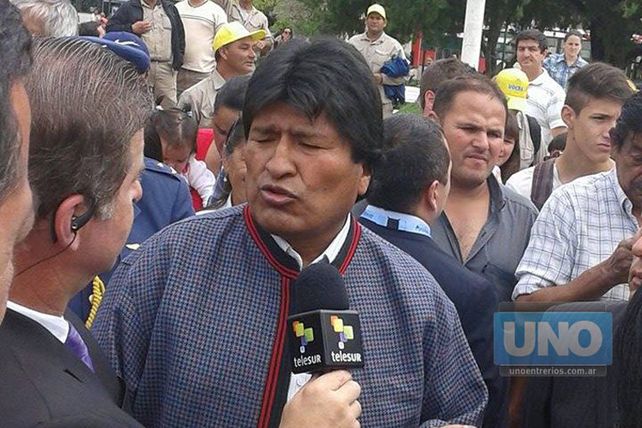 Juan Evo Morales paseó por Paraná y estuvo en la Catedral con la gente