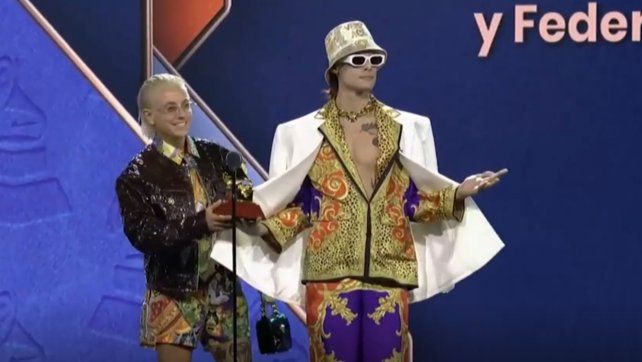 Ca7riel y Paco Amoroso la rompieron en los Grammy Latinos