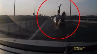 Impactante video: motociclista choca un auto y sale despedido con el más inesperado destino