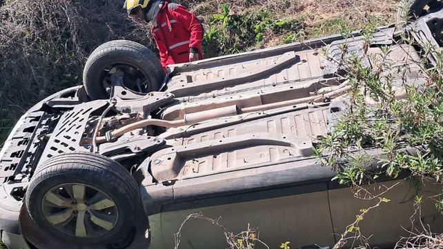 Ruta 14 vieja: un auto despistó y volcó en un zanjón