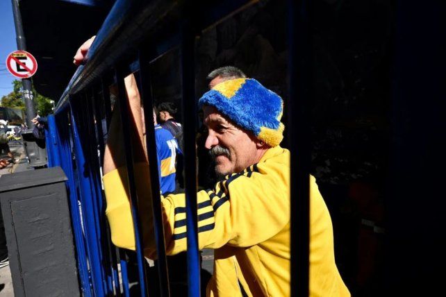Miles de hinchas de Boca y otros equipos aguardan para despedir a Miguel Ángel Russo Miles de hinchas de Boca y otros equipos aguardan para despedir a Miguel Ángel Russo