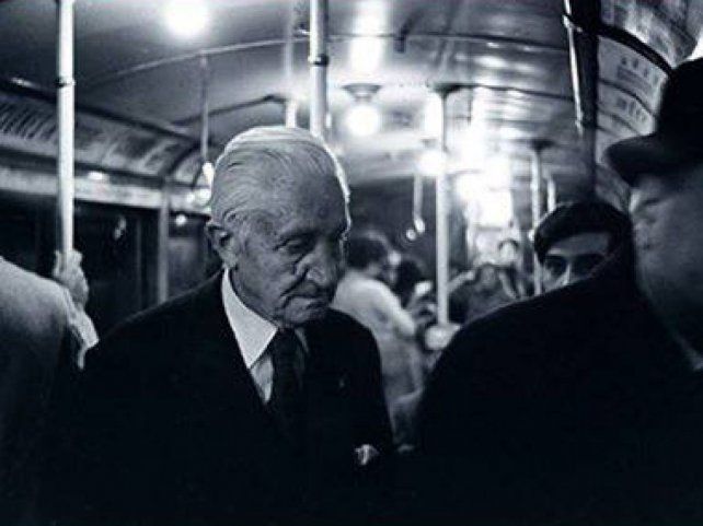 Arturo Illia durante un viaje en subte en Buenos Aires.&nbsp;