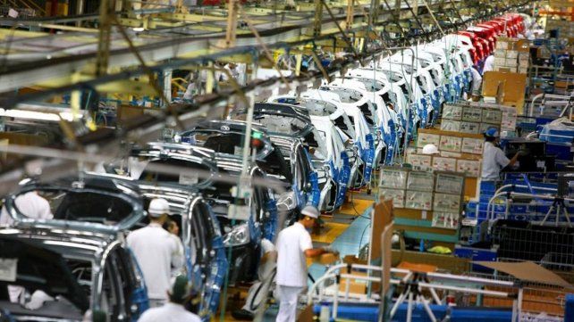 Luis Caputo anunció rebaja de aranceles e impuestos para las automotrices. En este contexto de crisis Acara había reconocido que las ventas están paradas.