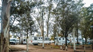 Campamento. Los vehículos llegaron para disfrutar de la naturaleza.