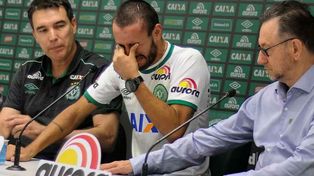 Un futbolista del Chapecoense que sobrevivió a la tragedia lloró en la conferencia de prensa