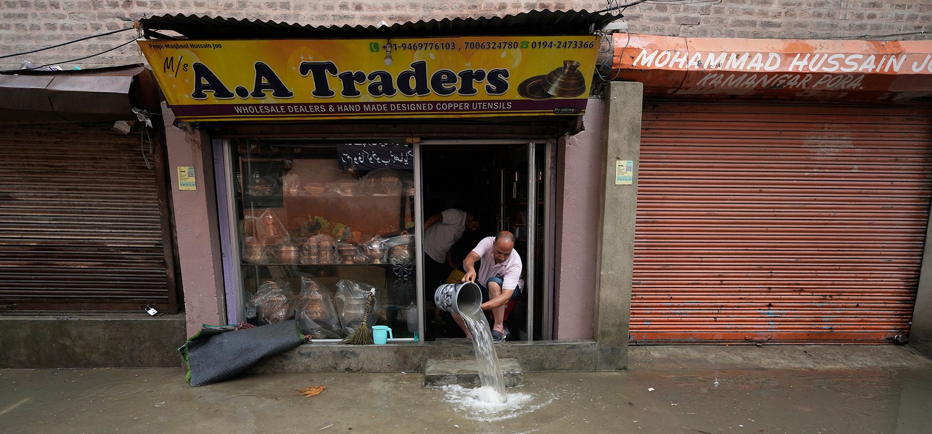 Un comerciante retira el agua de lluvia de su tienda tras las fuertes precipitaciones en Srinagar, Cachemira controlada por la India, el lunes 20 de julio de 2026. (Foto AP/Mukhtar Khan) Un comerciante retira el agua de lluvia de su tienda tras las fuertes precipitaciones en Srinagar, Cachemira controlada por la India, el lunes 20 de julio de 2026. (Foto AP/Mukhtar Khan)