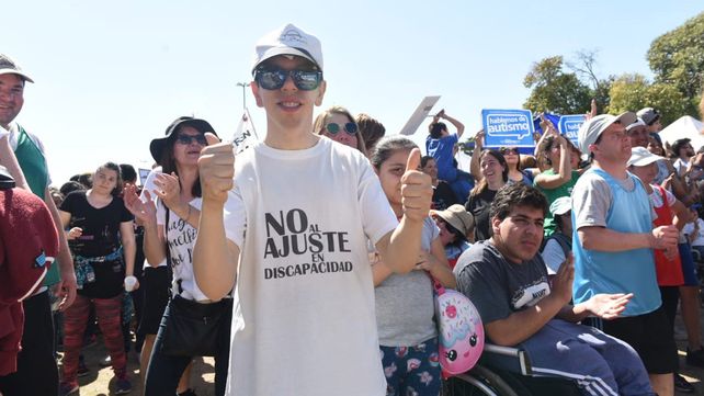 Una multitud en el Monumento reclamó que frenen los ajustes a prestadores de servicios para discapacitados