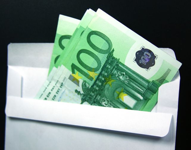 La mesa electoral prometió que el hombre podría recoger su dinero cuando la elección se terminara.