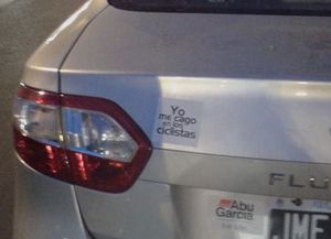 Denuncian que hay autos que estacionan en la ciclovía en Santa Fe