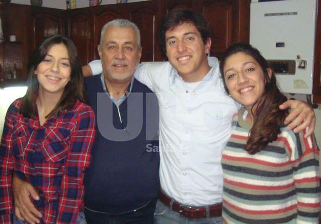 En familia. Juan José Mondino junto a sus hijos Juani