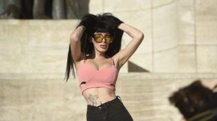 La Cuerpo, la influencer trans del momento, en el Monumento Nacional a la Bandera