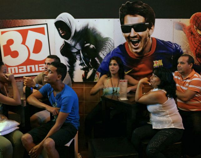 Muchos cubanos abrieron cines en las partes traseras de sus cafés o salas de juego