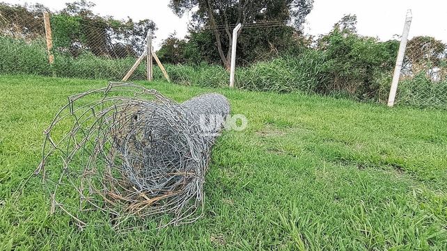 Ladrones arrepentidos. Apareció el alambrado robado 24 horas antes en el Centro Cultural y Deportivo El Pozo.