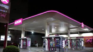 Axion recortó el aumento inicial y bajó sus combustibles un 2%