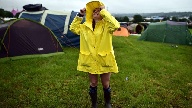 Glastonbury, el mítico festival británico se celebra bajo la lluvia y el barro