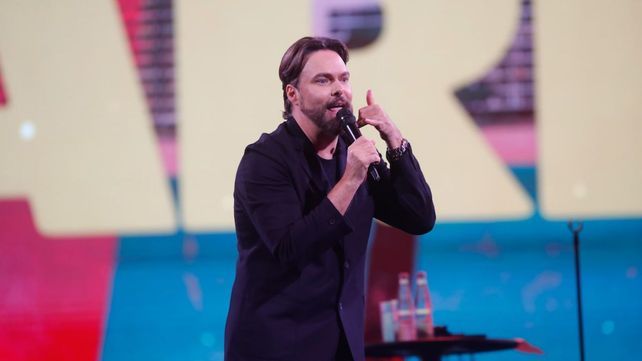 El comediante venezolano George Harris fue rechazado por el público chileno en Viña del Mar por tuis en contra de Salvador Allende