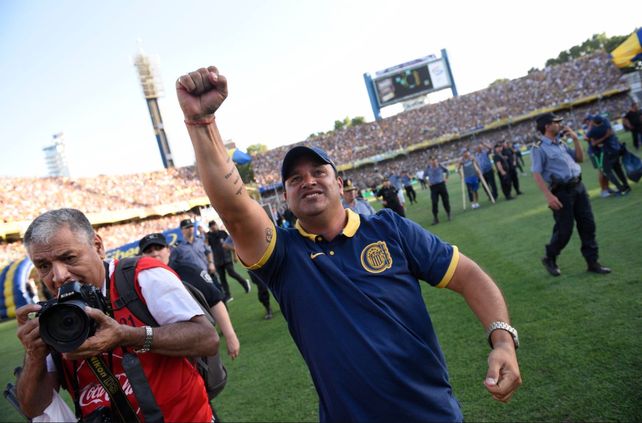 Leo Fernández festeja de cara a los hinchas. Ese día Central ganó 1-0 con gol del Chaqueño Herrera.