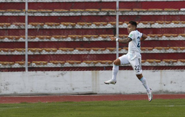 Lautaro Martínez celebra el empate argentino sobre el final del primer tiempo.