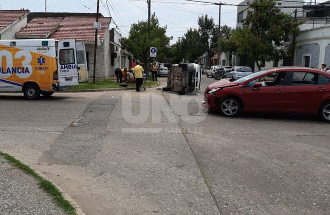 Vuelco. El accidente ocurrió en San Gerónimo y Córdoba.