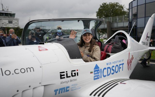 Una adolescente belga-británica busca convertirse en la mujer más joven en volar alrededor del mundo en solitario. Zara Rutherford en su avión Shark Ultralight antes de despegar en el aeródromo de Kortrijk-Wevelgem en Wevelgem, Bélgica.