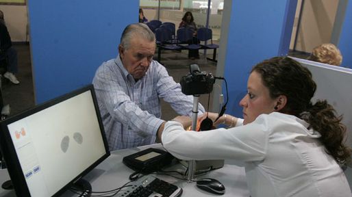 Exceptúan a los mayores de 75 años del trámite de renovación del nuevo DNI