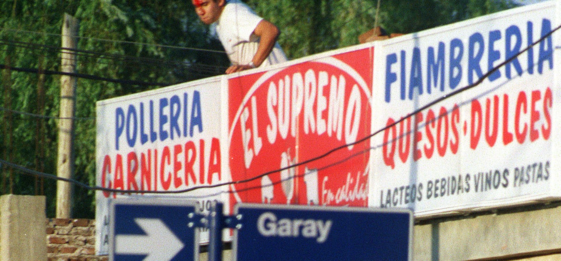19/12/2001. Dos hermanos, propietarios de una carnicería de Bv. Avellaneda y Gálvez, terminaron con sus cabezas partidas tras una batalla a piedrazos con un grupo de manifestantes enardecidos que intentó arrancar las persianas del comercio.
