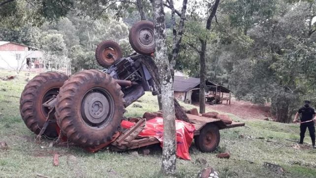 El tractor volcó y terminó aplastando a su conductor