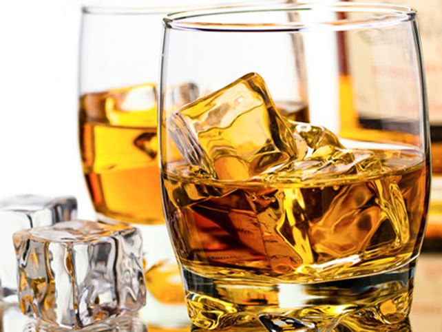 ¿Beber whisky para purificar el agua?