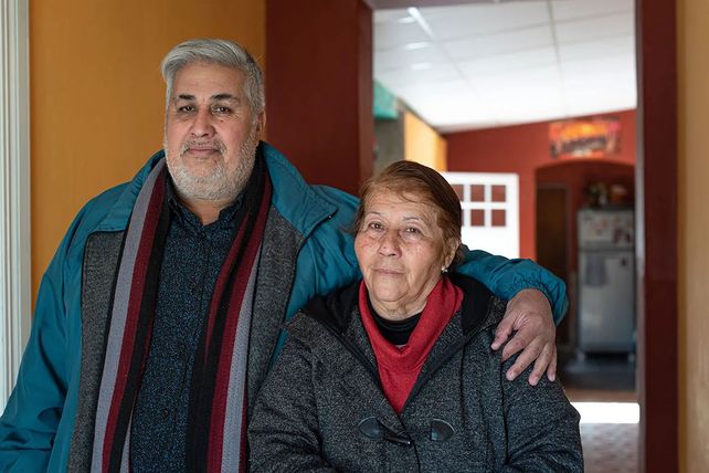 Mario Páez junto a su madre Juana y su padre Arnaldo