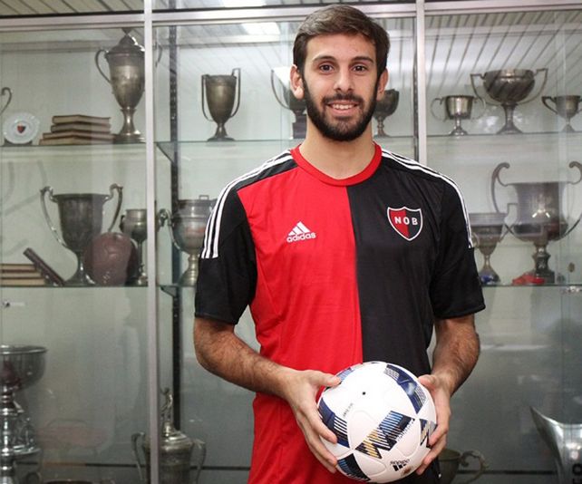 Flamante. El mediocampista posa con su nueva camiseta en las oficinas del club del Parque .
