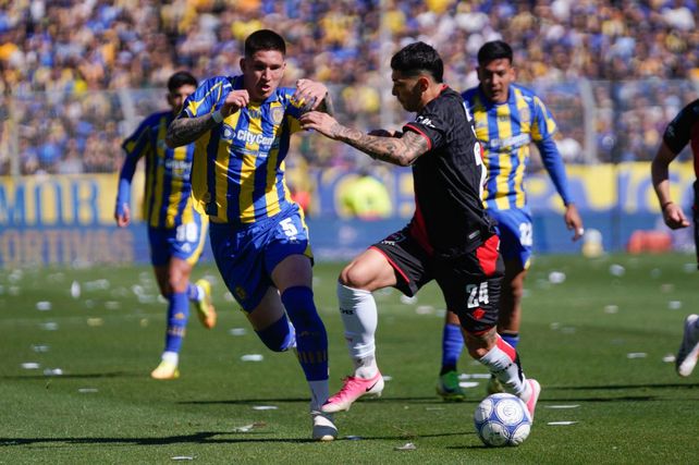 El volante central Ibarra y el lateral Escobar disputan el balón con ganas en el clásico del pasado domingo en el Gigante.