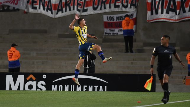 Alejo Veliz le da rienda suelta al festejo en el último cruce entre Central y River