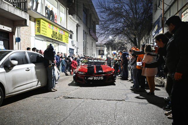 Los autos del Turismo Carretera desfilaron en las calles de Concepción del Uruguay.