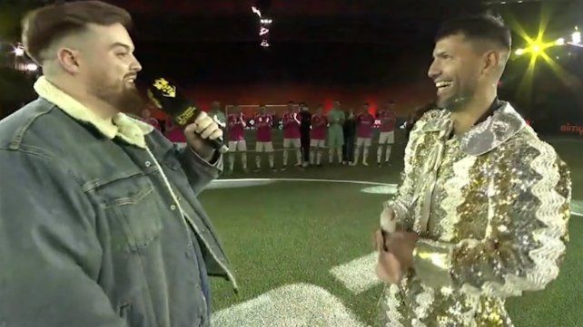 El Kun Agüero volvió al fútbol: llegó disfrazado y celebró un gol como el Topo Gigio