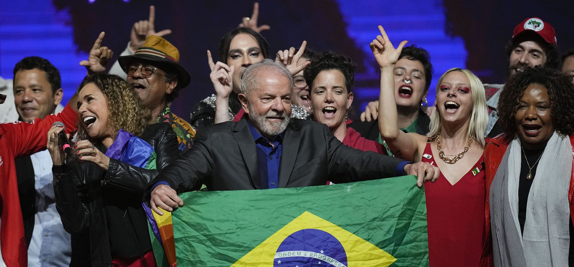 El expresidente de Brasil Luiz Inácio "Lula" da Silva, que se postula para la reelección, sostiene una bandera brasileña durante una reunión con artistas en Sao Paulo, Brasil, el lunes 26 de septiembre de 2022. Las elecciones generales de Brasil están programadas para el domingo 2 de octubre.