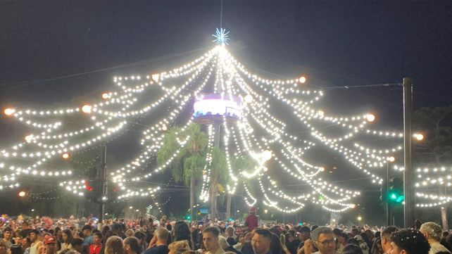 El arbolito de Navidad ya brilla en Oroño y Pellegrini.