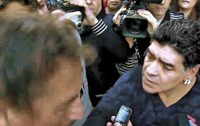 Ofuscado. El ex futbolista se acercó al cronista y lo agredió.