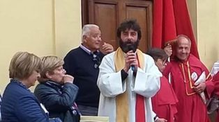 Estoy enamorado y dejo la sotana, se sinceró un sacerdote en plena misa dominical