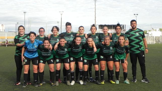 Mercadito. Las chicas de barrio Ludueña jugarán mañana a las 11 en San Carlos en busca de las semifinales. 