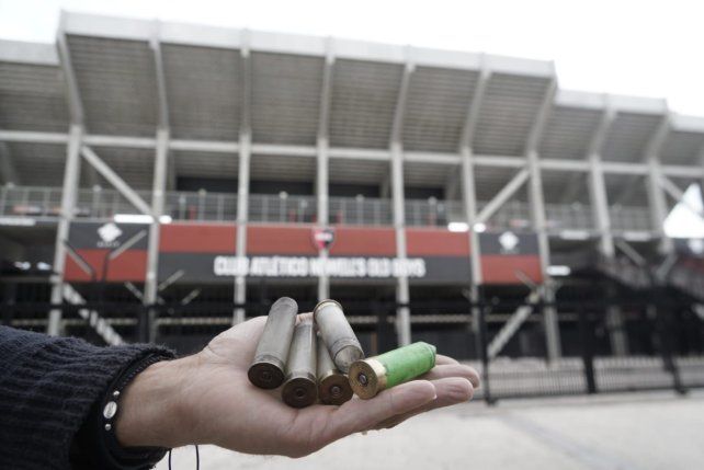 En la zona de la cancha de Newells quedaron tirados cartuchos de munición antitumultos tras los disturbios del martes 29 de septiembre de 2026.