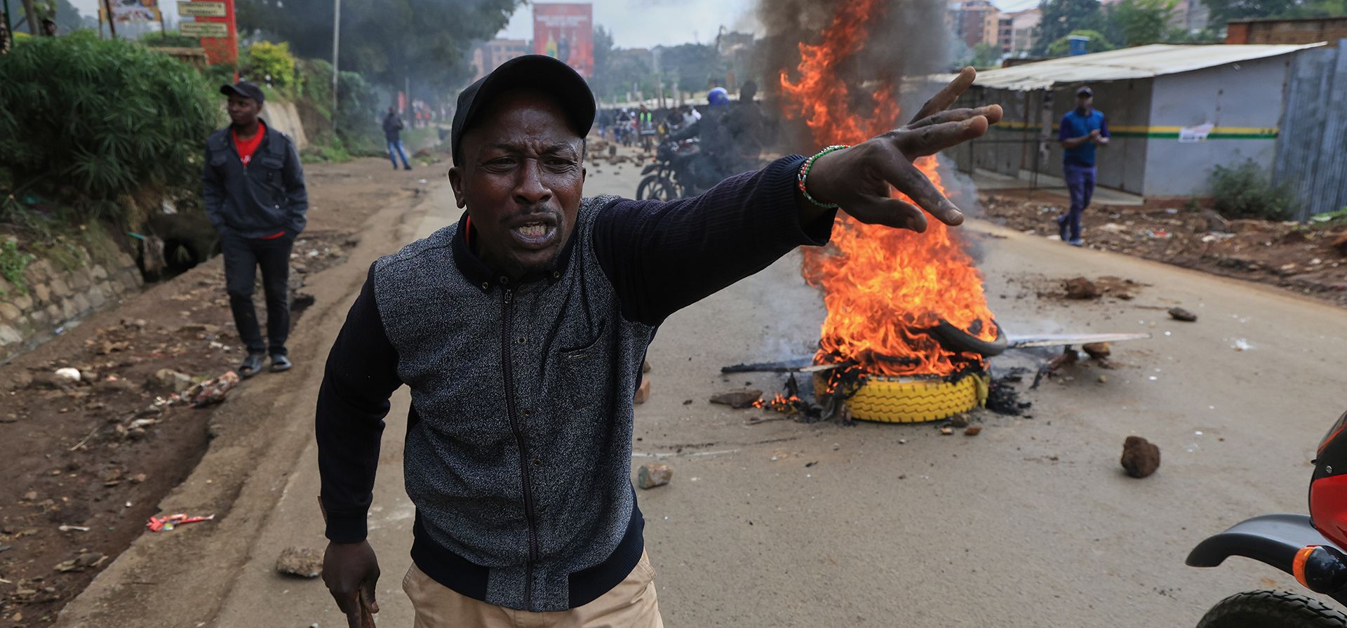 Un manifestante hace un gesto durante una huelga de transporte público por los precios del combustible en Nairobi, Kenia, el lunes 18 de mayo de 2026. (Foto AP/Andrew Kasuku) Un manifestante hace un gesto durante una huelga de transporte público por los precios del combustible en Nairobi, Kenia, el lunes 18 de mayo de 2026. (Foto AP/Andrew Kasuku)