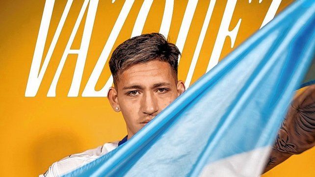 Luis Vázquez fue presentado junto a la bandera de la Argentina.