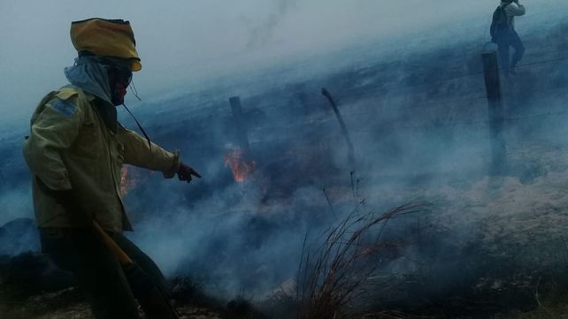 Bomberos de Corrientes y Entre Ríos amenazados con machetes por pobladores rurales a quienes intentaban ayudar