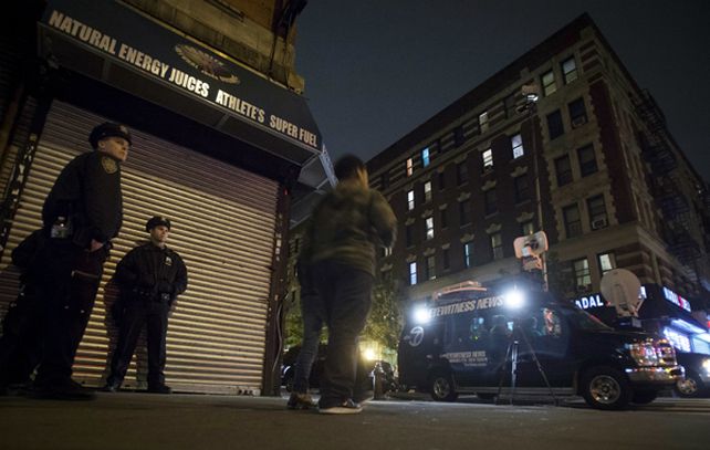 Policías custodian el edificio donde vive el paciente.
