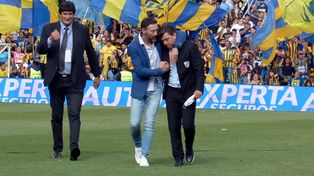 Gallardo y el Kily González charlan animadamente en la entrada de los equipos al Gigante de Arroyito.