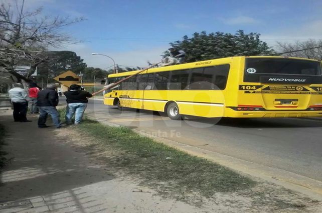 Un poste de luz cayó sobre un colectivo de la línea 2 en Rincón