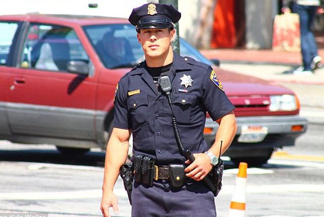 El policía más atractivo compite con el criminal más sexy