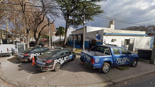 Dos policías detenidos por extorsionar y coimear a una mujer en la comisaría 15ª
