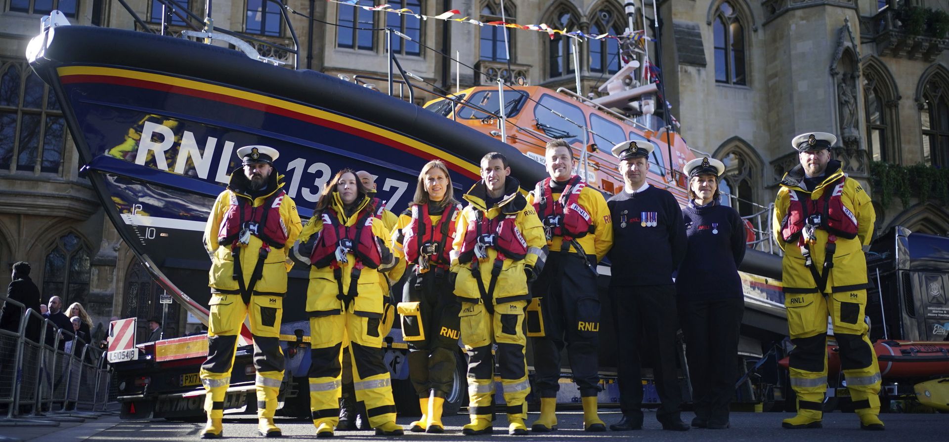 Miembros de las tripulaciones de botes salvavidas de todo el Reino Unido posan con un bote de la Royal National Lifeboat Institution (RNLI), la actual clase Shannon, en las afueras de la Abadía de Westminster antes de un servicio de acción de gracias para conmemorar el 200 aniversario del RNLI, en Londres, el lunes de marzo. 4 de diciembre de 2024. (Yui Mok/PA vía AP) Miembros de las tripulaciones de botes salvavidas de todo el Reino Unido posan con un bote de la Royal National Lifeboat Institution (RNLI), la actual clase Shannon, en las afueras de la Abadía de Westminster antes de un servicio de acción de gracias para conmemorar el 200 aniversario del RNLI, en Londres, el lunes de marzo. 4 de diciembre de 2024. (Yui Mok/PA vía AP)