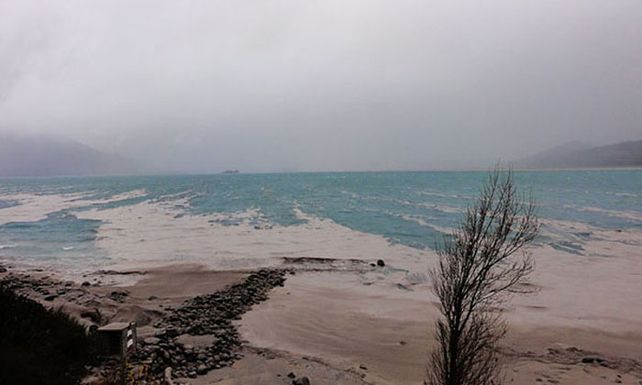 Las impresionantes fotos del lago Nahuel Huapi tras la lluvia de cenizas en el sur
